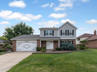 10S210 Havens Dr, Downers Grove, IL