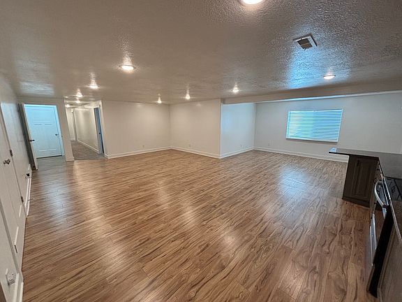 3rd image of 188 E Bruin Dr