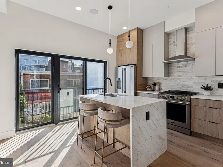 739 N Capitol St — Photo 18