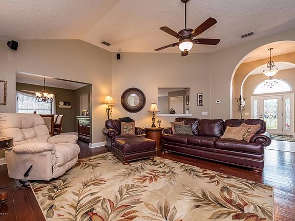 06 family room with surround sound