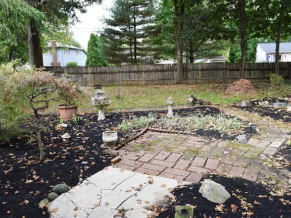 5th image of 541 Leacrest Pl W