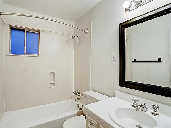 5th image of 2418 Mimosa Dr APT 6