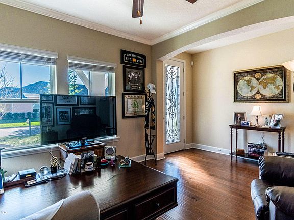 4th image of 42 Garden Wood Dr