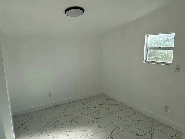 1210 Avenue R — Photo 9