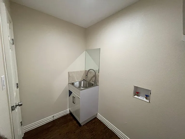 215 W Rochelle Rd — Photo 10