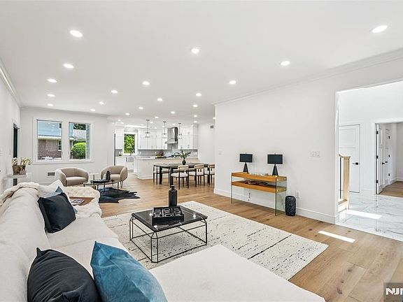 4th image of 492 Oak Tree Rd