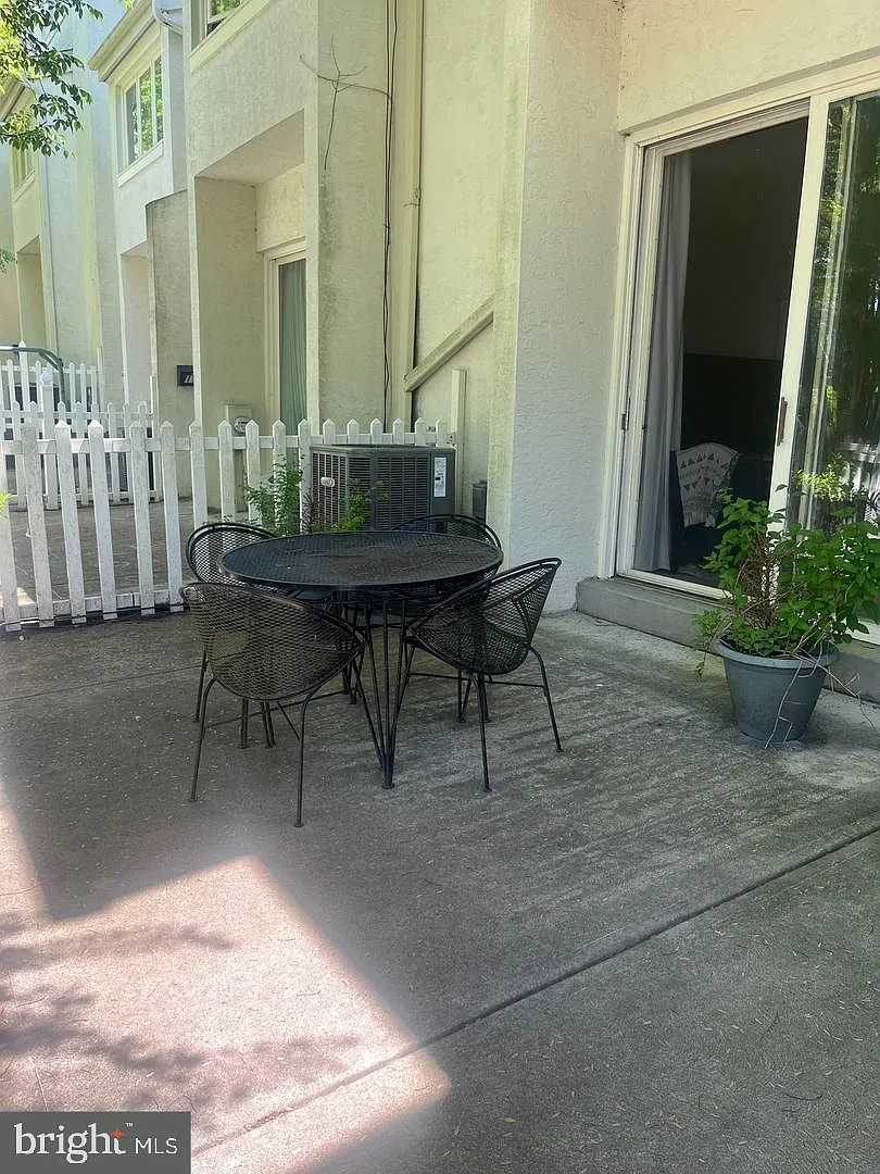 3 bed, 1.5 bath, 1600 sqft, $3,300 — Photo 3