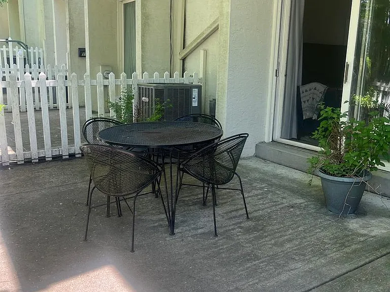 113 Montrose Ave — Photo 3