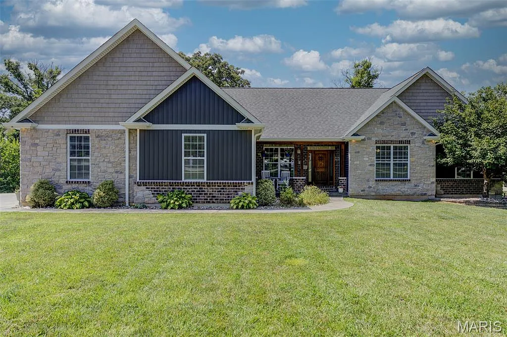 4 bed, 3.5 bath, 4394 sqft, $5,750 — Photo 1