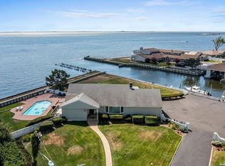 72 Tahlulah Ln, West Islip, NY 11795