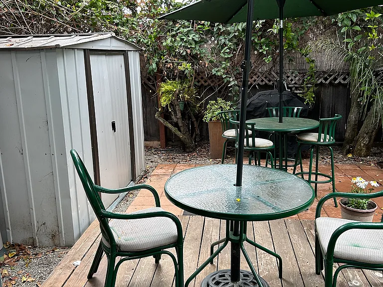 Rose cottage is furnished and equipped. Fireplace, bbq, yard. Spa and laundry are shared with front house.