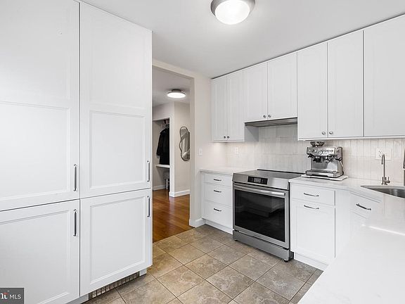 5th image of 306 Hanover Ct