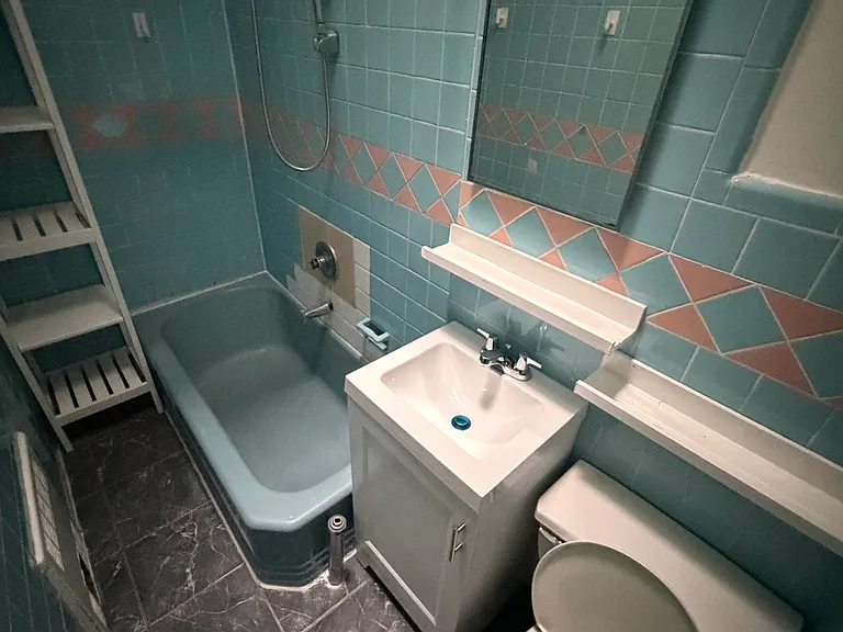 2725 Wallace Ave #2F — Photo 9