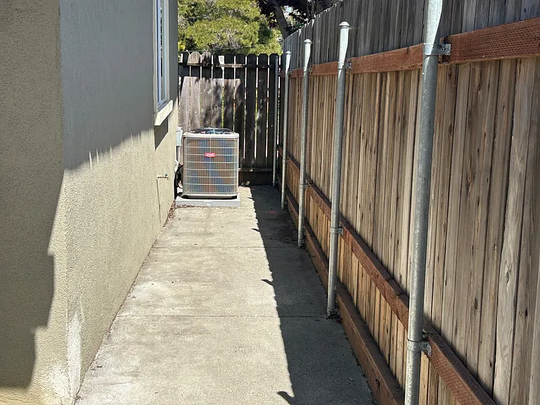 817 York St — Photo 12