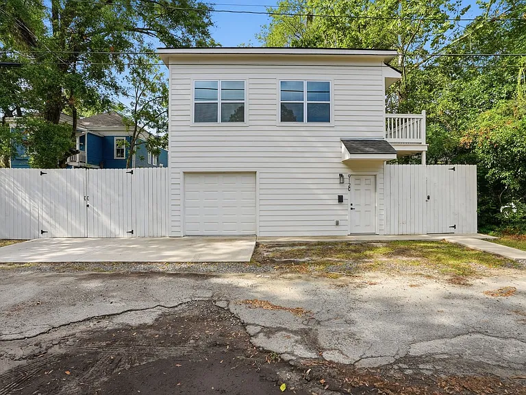 912 E Henry St — Photo 1