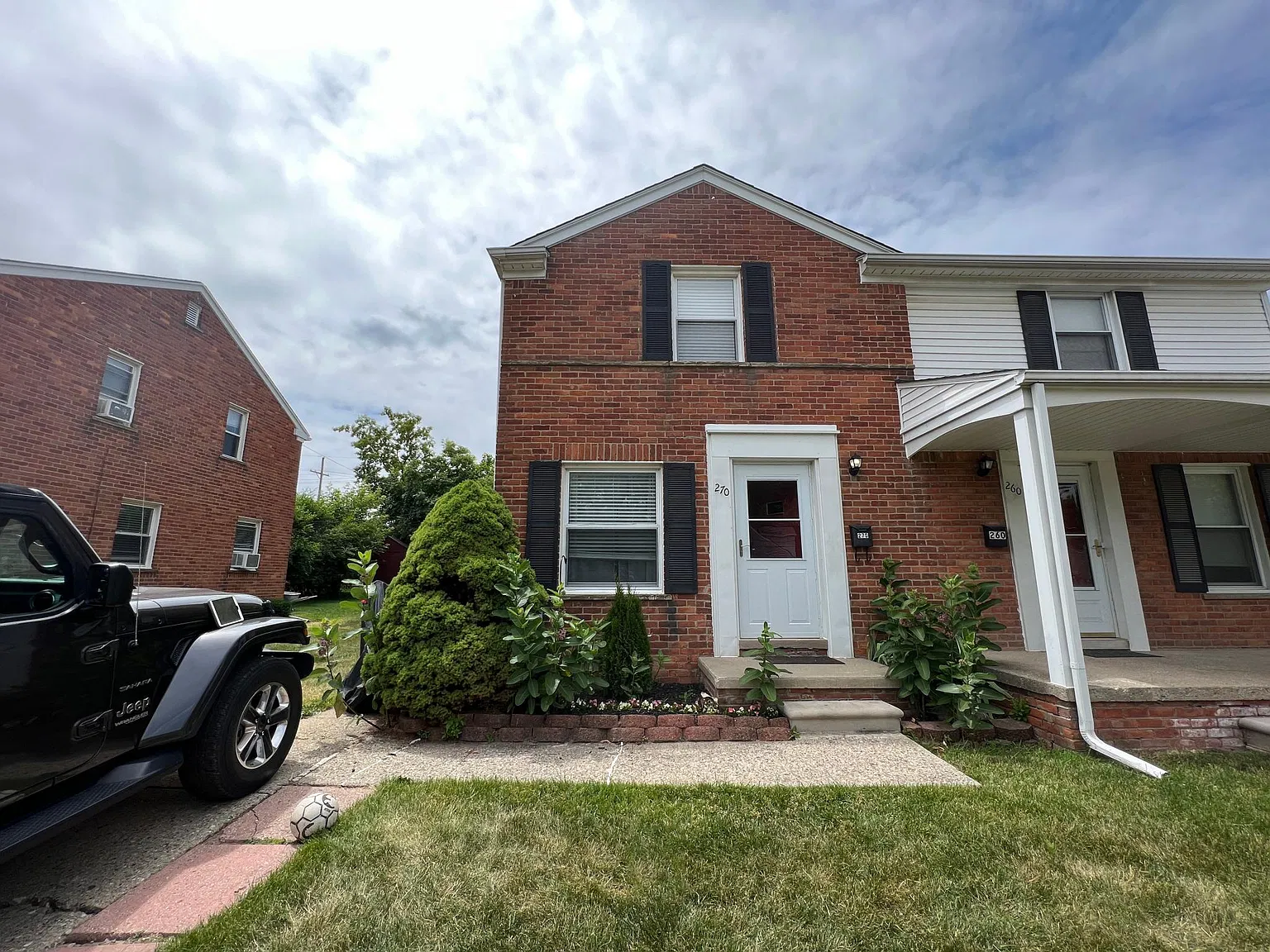 2 bed, 858 sqft, $1,575 — Photo 1