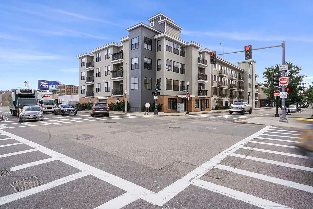 2 bed, 920 sqft, $4,200 — Photo 2