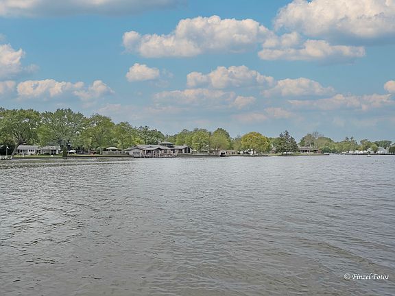 5th image of 921 N River Rd