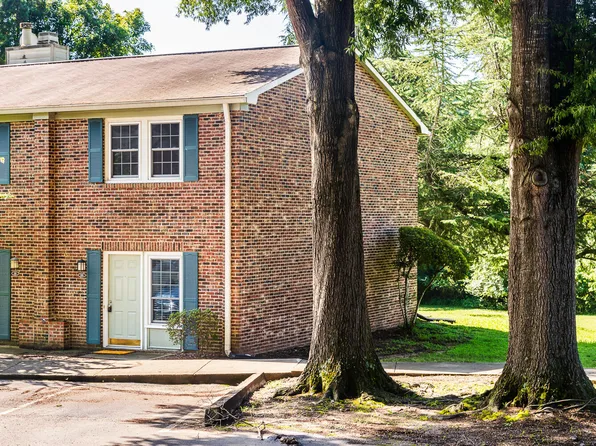 108 Chaucer Ct, Carrboro, NC 27510