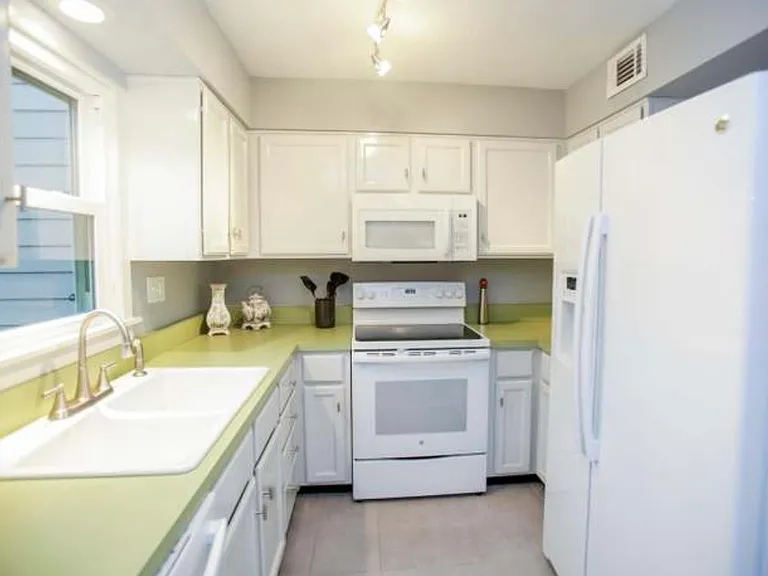 10443 Ghentwood Row — Photo 3