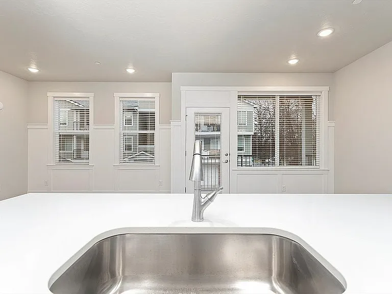 Latitude 40 One Bedroom Kitchen
