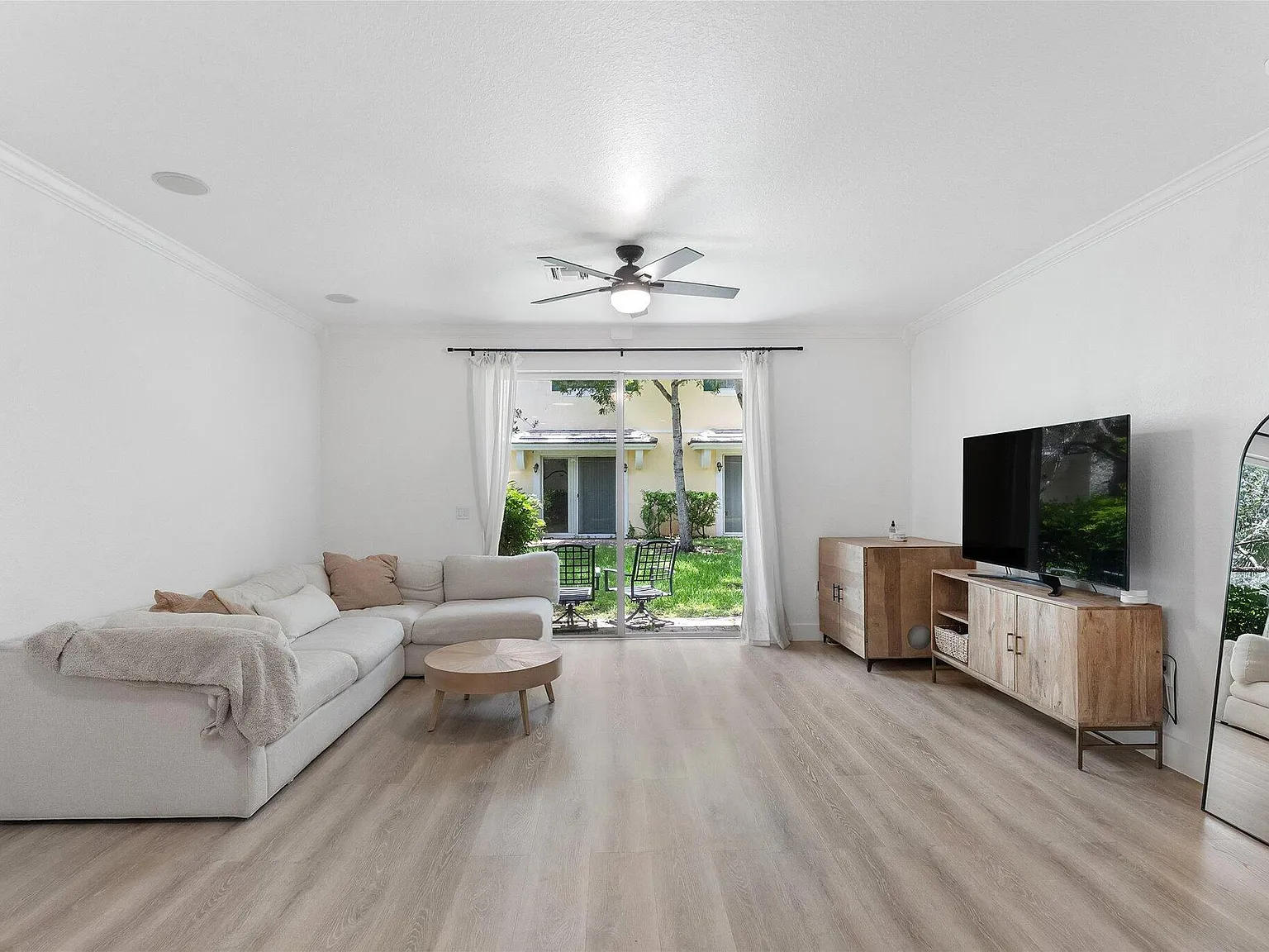 3 bed, 2.5 bath, 1696 sqft, $3,300 — Photo 3