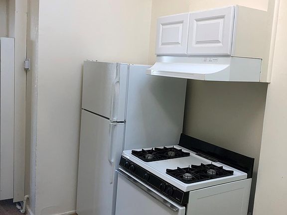 Kitchen-Stove & Fridge