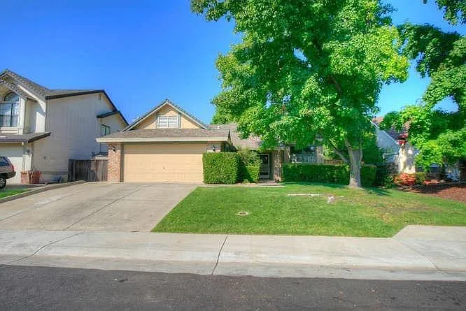111 Chesterfield Way photo 1