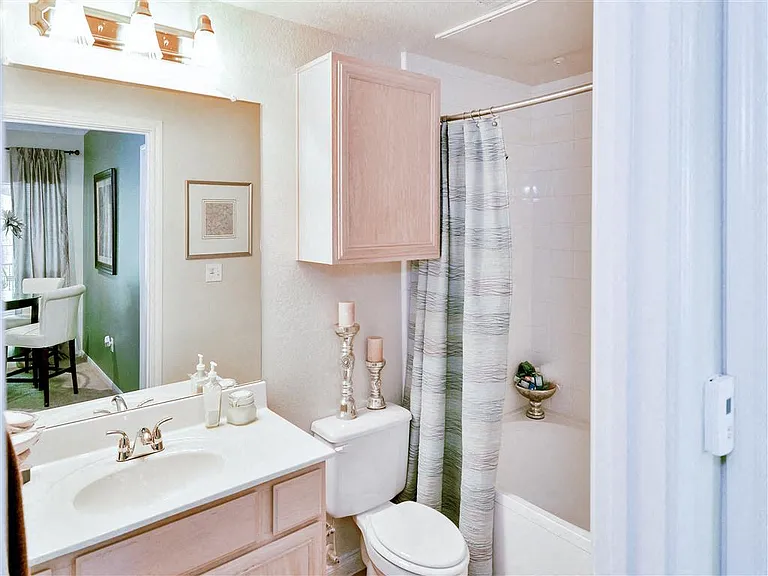 Bentley Place Apartments — Photo 6