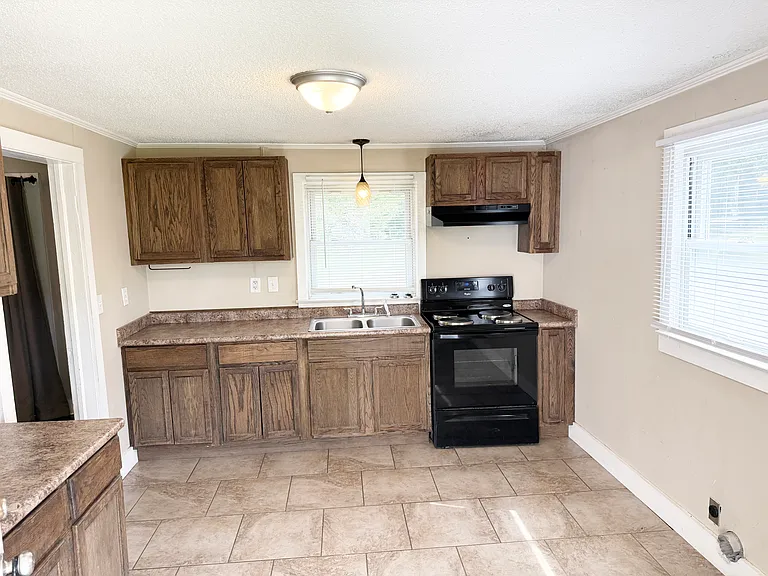 210 N Valley Rd — Photo 4