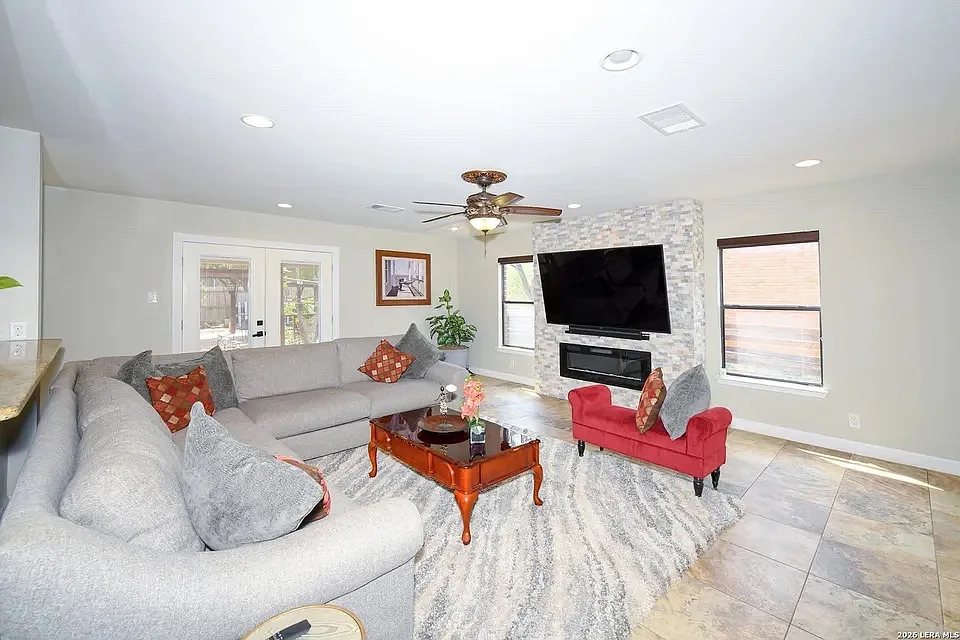 5 bed, 3288 sqft, $2,800 — Photo 4