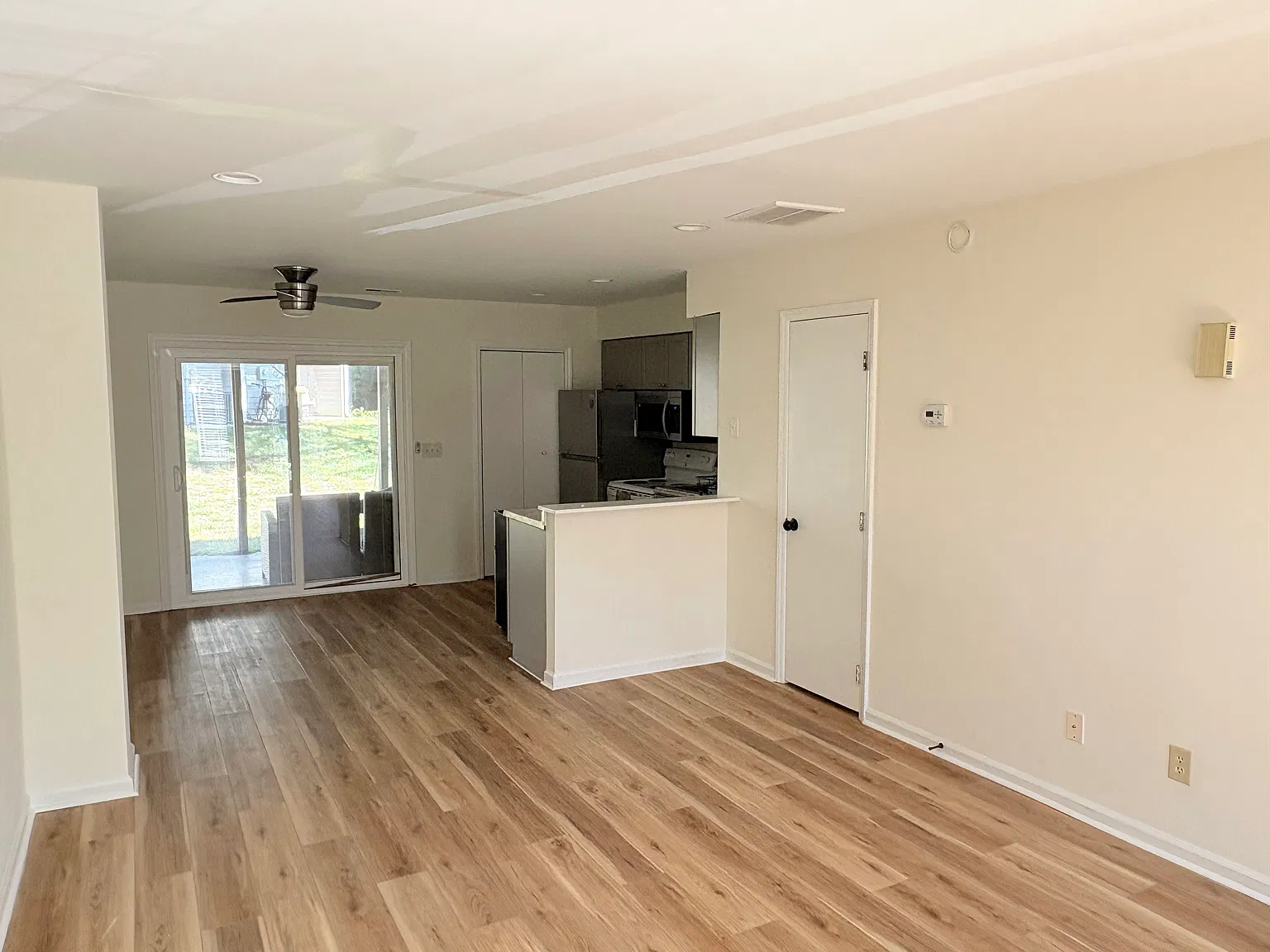 2 bed, 2.5 bath, 1025 sqft, $1,600 — Photo 3