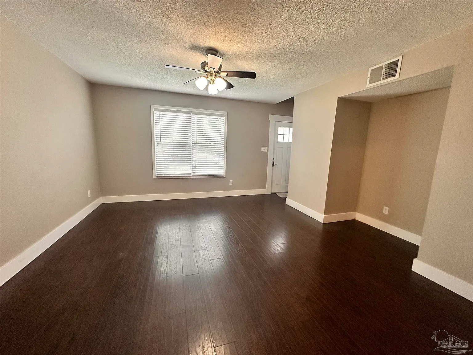 3 bed, 1.5 bath, 1100 sqft, $2,050 — Photo 2