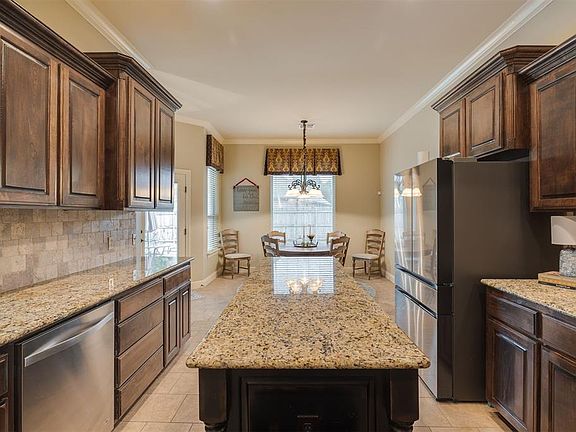 5th image of 1020 Majestic St