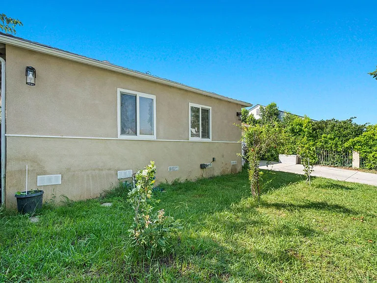 17434 Emelita St — Photo 6