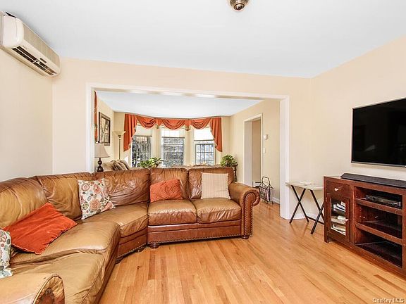 3rd image of 5 Charlotte St