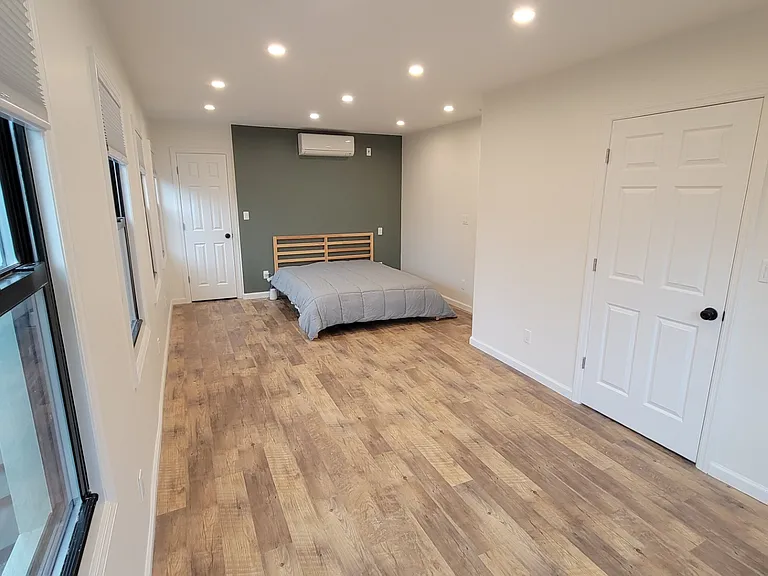 90 Ditmars St — Photo 18