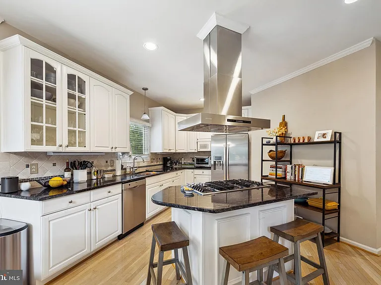 2207 Frank St — Photo 23