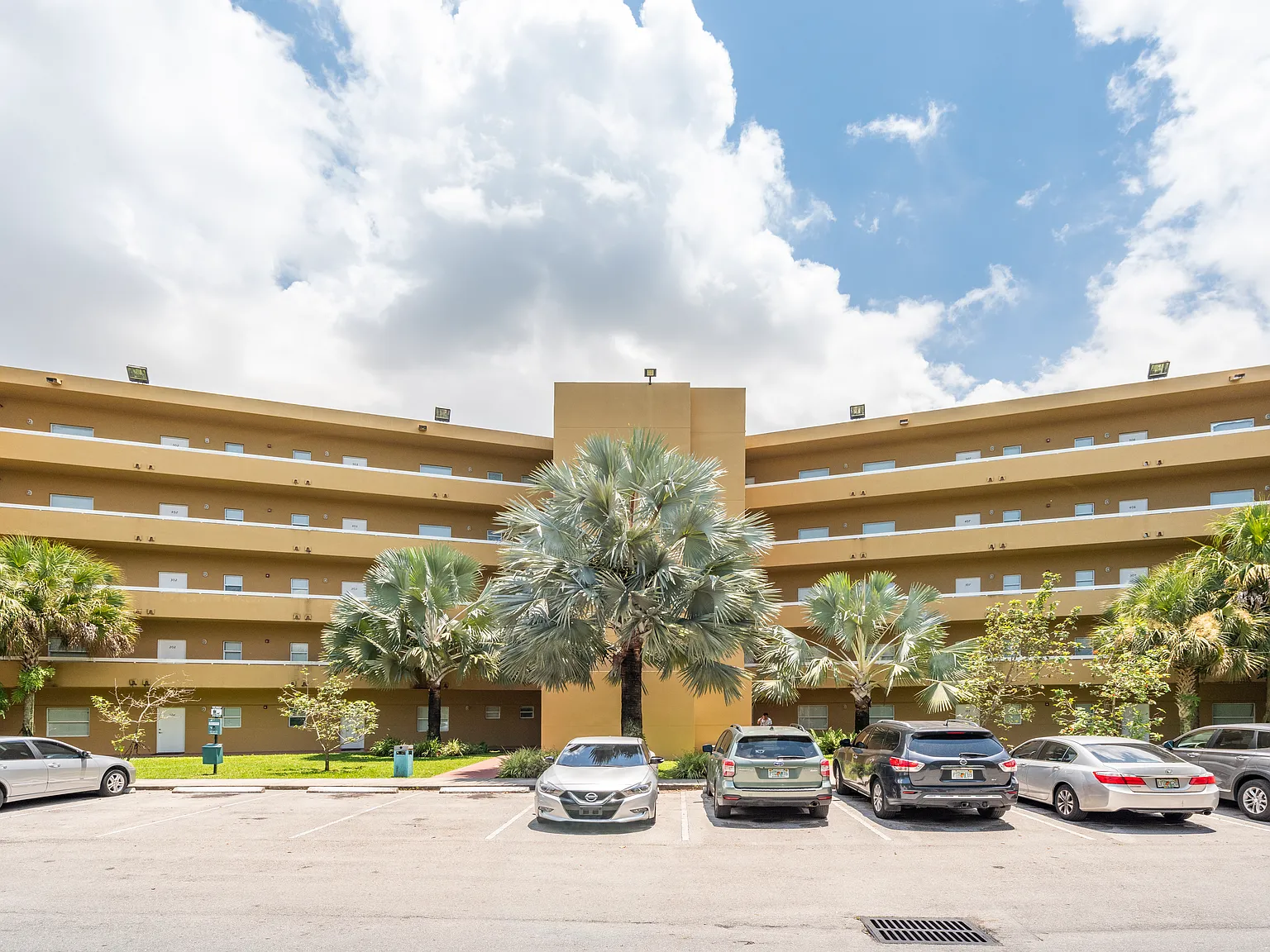 The Oaks Condominium — Photo 2