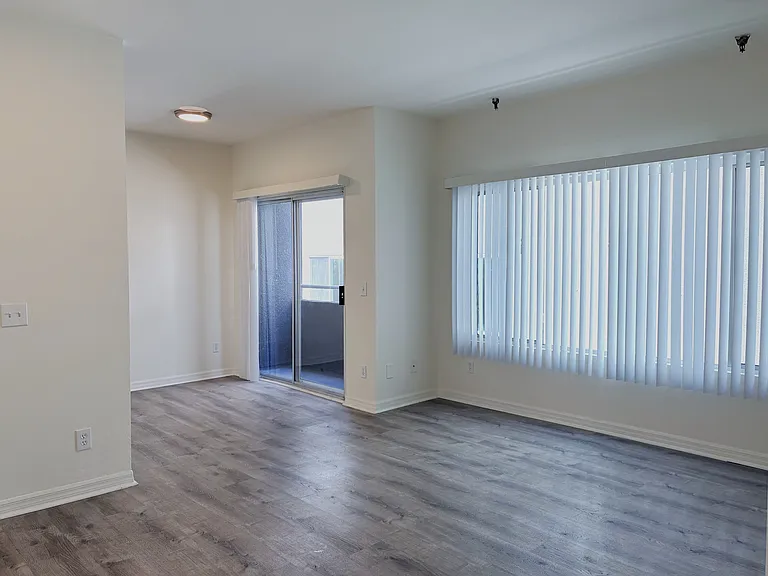 10205 Samoa Ave #104 — Photo 9