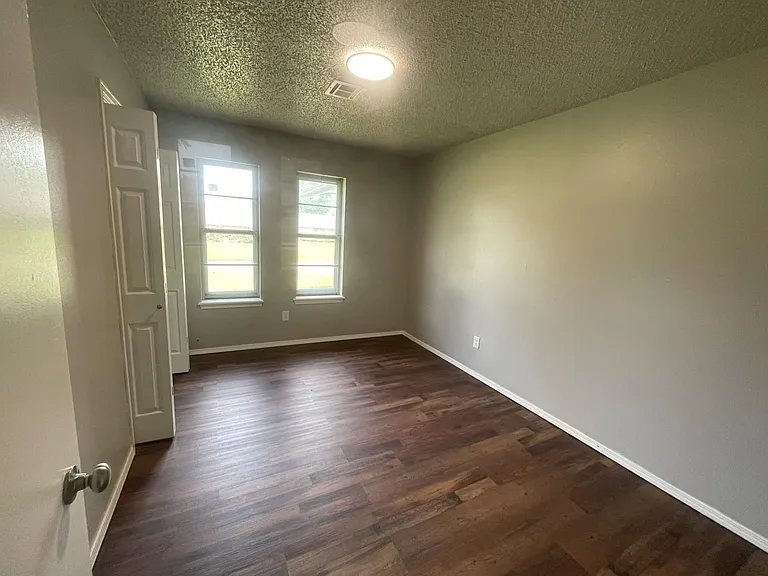 1252 S 27th Pl — Photo 18