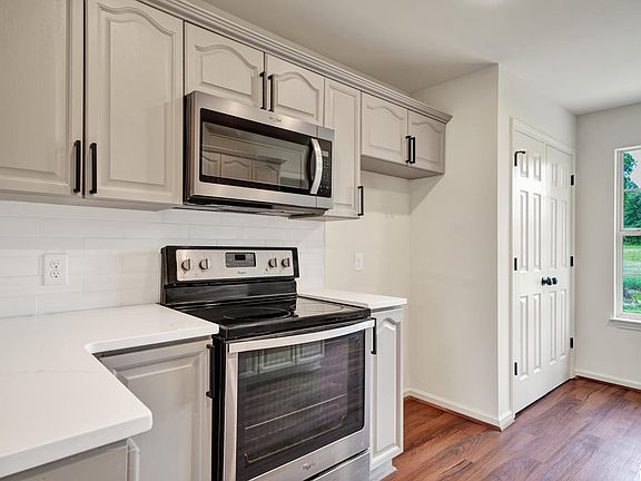 3rd image of 1751 Bradford Ln