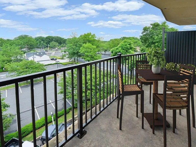 Lexington House Apartment Homes — Photo 1