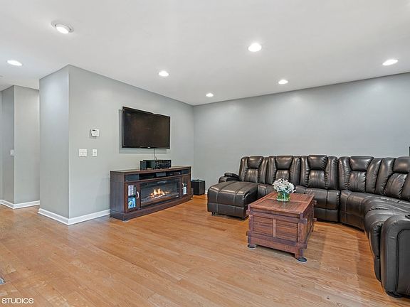 3rd image of 1330 N La Salle St #306