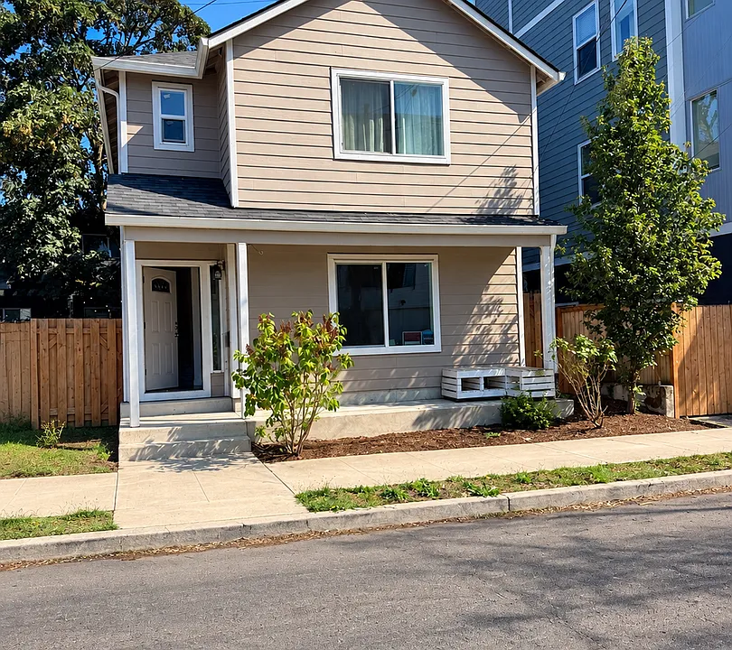 570 NE 55th Ave