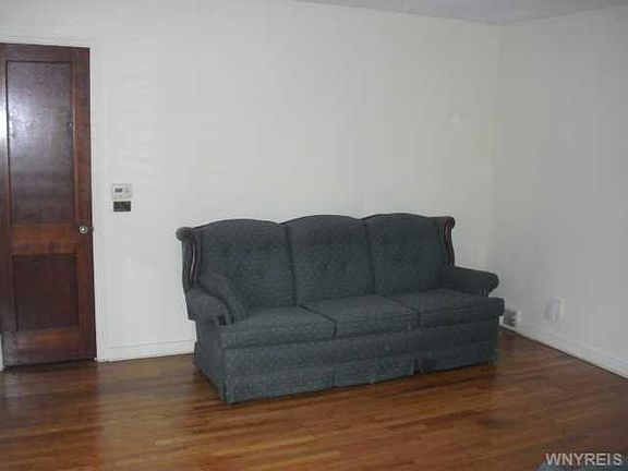 5th image of 213 Wellington Ave