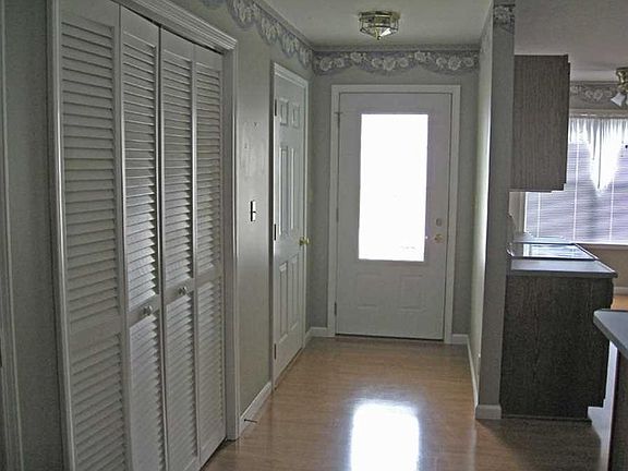 3rd image of 1011 E Crown Pointe Blvd