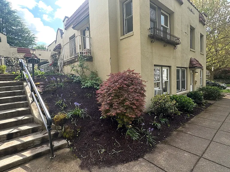 NE 8th Ave — Photo 3