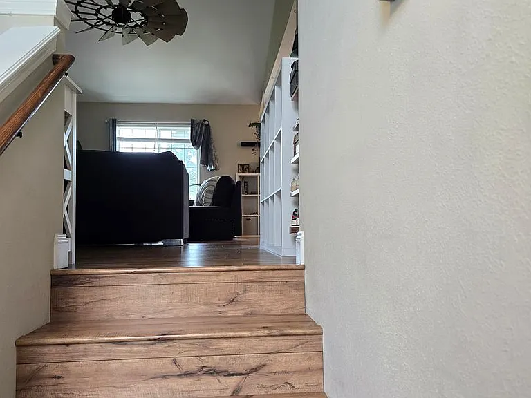 203 Ridgeview Dr — Photo 2