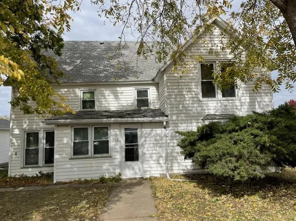 902 State St, Creighton, NE 68729